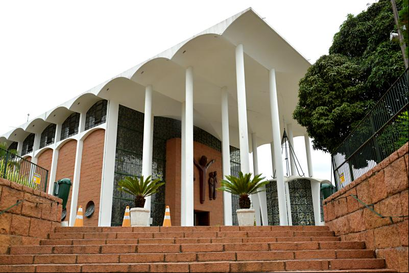A Catedral de Blumenau tem 15 metros de altura, 23m de largura e 75m de comprimento. Sua torre mede 45 metros e tem tr